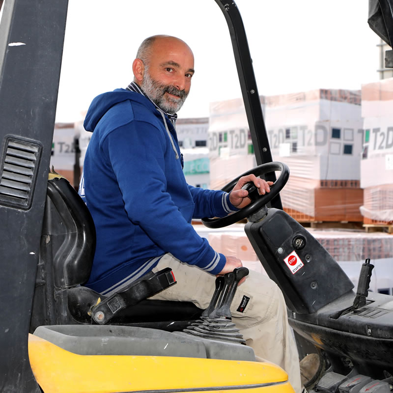 Francesco mentre scarica materiali edili